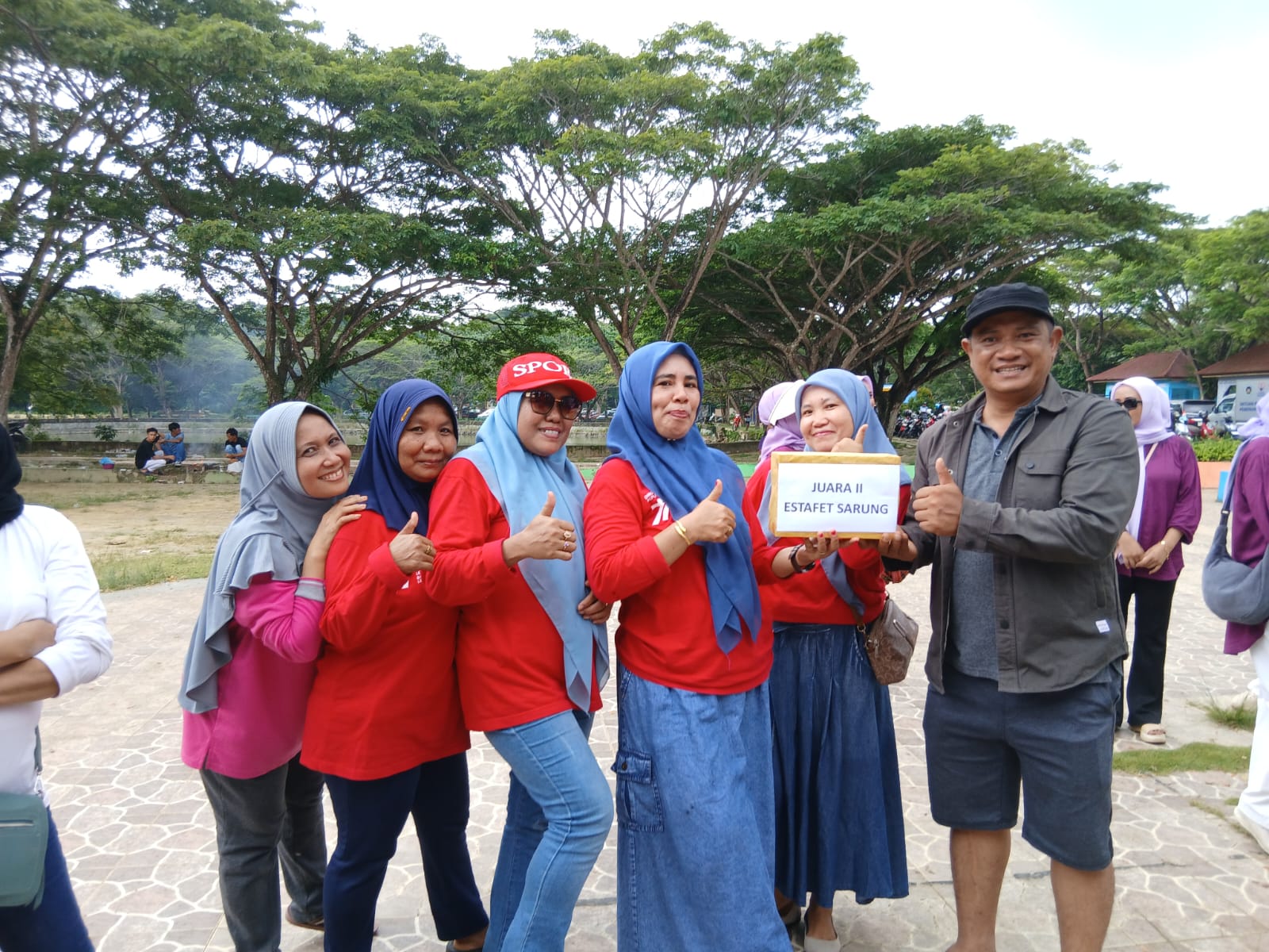 PEGAWAI KELURAHAN WUNDUDOPI UKIR PRESTASI JUARA 2 SARUNG ESTAFET DAN JUARA 2 JOGED BOLA