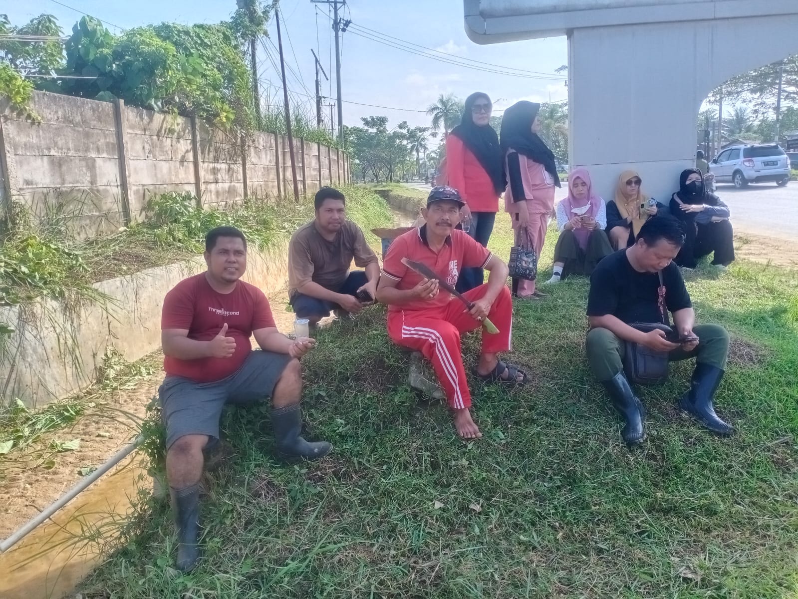 KELURAHAN WUNDUDOPI LAKUKAN PENATAAN LINGKUNGAN POROS JALAN